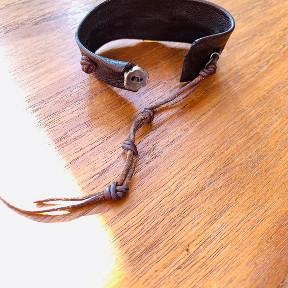 Leather Bracelet/Cuff w/ Sterling Hardware w/ Elaborate Handpainted Jewel Shell - Picture 11 of 13